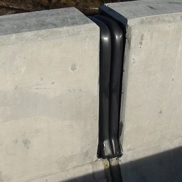 Bridge expansion joint at parapet with Kickout Termination over Srip Seal from EMSEAL