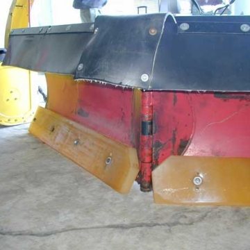 Rubber edges on snow plow blades extend service life of expansion joints