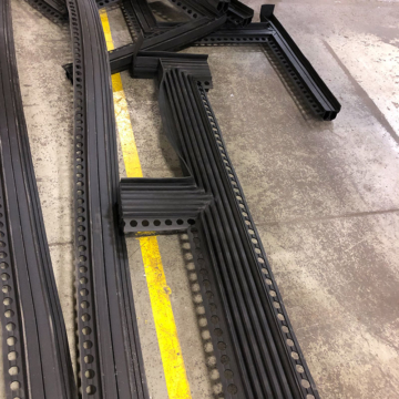 Winged seal parking expansion joint transitions Emseal