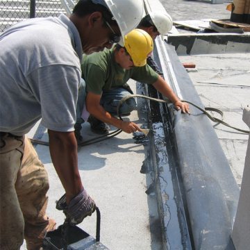 MIGUTAN side sheets are tied in to hot rubberized asphalt waterproofing membrane. This ensures complete watertight integration of the joint system in a static tie-in to the deck waterproofing system.