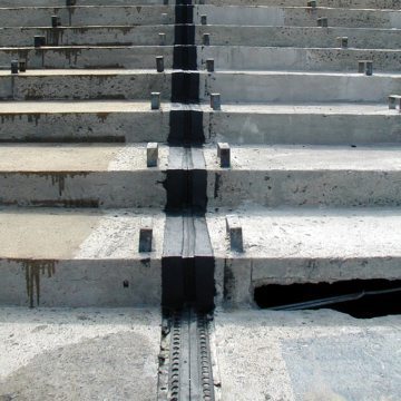 Very long joint arrays ensure continuity of seal in structural expansion joints through treads and risers.