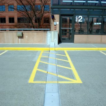 The factory fabricated transitions over curbs and into parapets, as well as the field-fabricated transitions over the parapets in the SEISMIC COLORSEAL remain watertight ensuring continuity of seal.