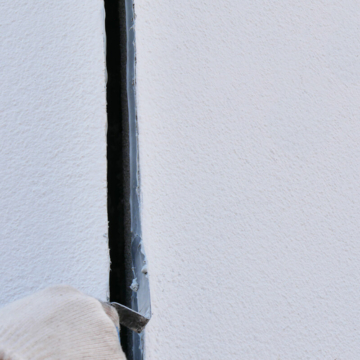 Tooling the sealant bead of SikaHyflex®-150 LM STPE creates a mounting/bonding adhesive for SafeReseal.
