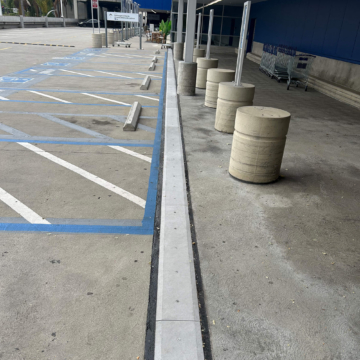 Sand-blasted aluminum coverplate of SJS-FR2 seismic expansion joint running along building face, IKEA Palo Alto parking structure, East Palo Alto, California