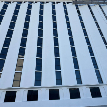 Multi-story hotel facade with vertical expansion joint system Seismic Colorseal-DS installed between exterior wall sections.