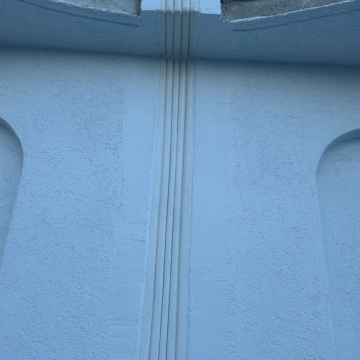 Vertical expansion joint transitioning through a 90-degree plane change at the roofline, Seismic Colorseal-DS with Custom 90 fitting.